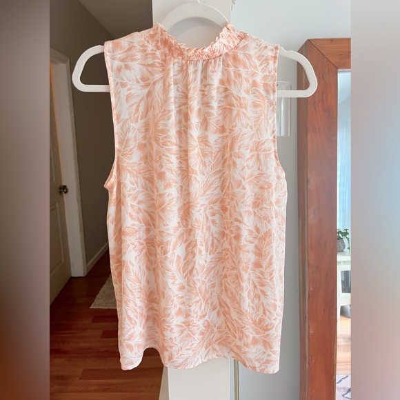 Buy 1 Get 1 50% Off ELIZABETH JAMES Peach/White V-Neck Sleeveless Feather Top - Picture 4 of 5